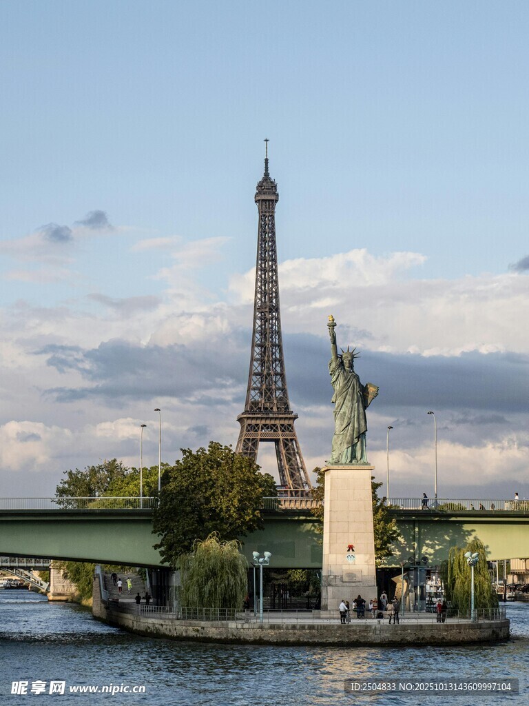 巴黎埃菲尔铁塔与自由女神像