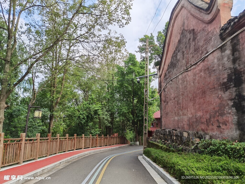 蜿蜒路旁的红墙绿树景致