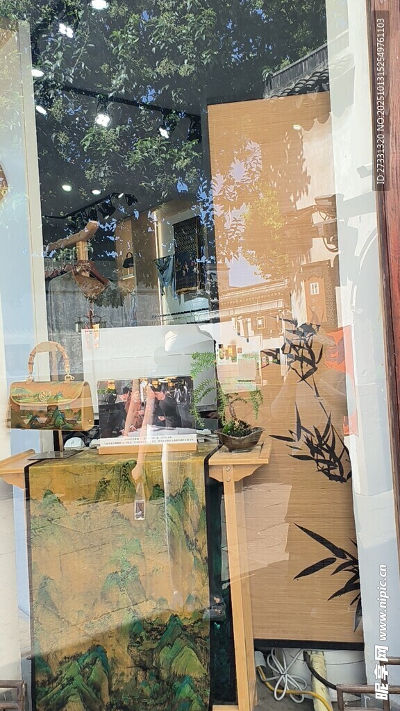 艺术画作展示于橱窗