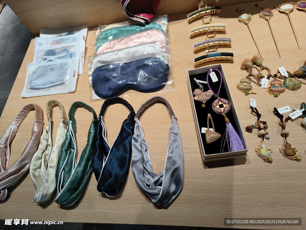 多样时尚饰品整齐陈列