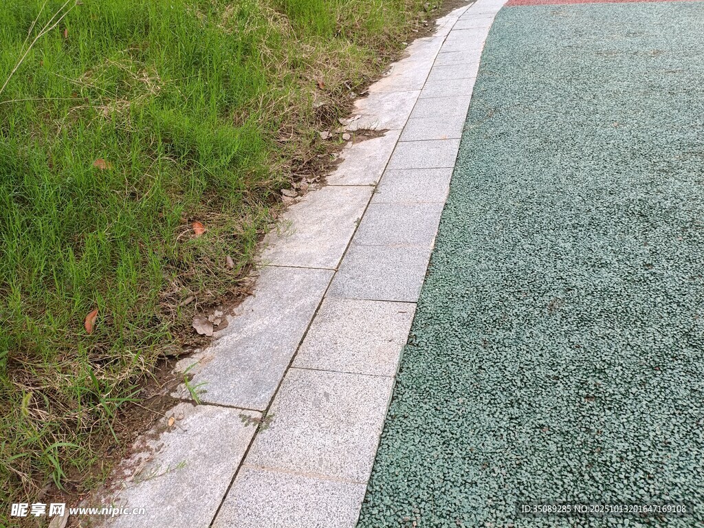 路边的绿色透水路面