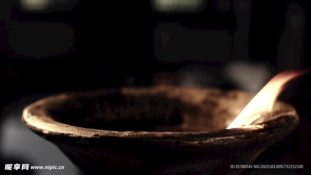 古朴陶碗中的光影之美