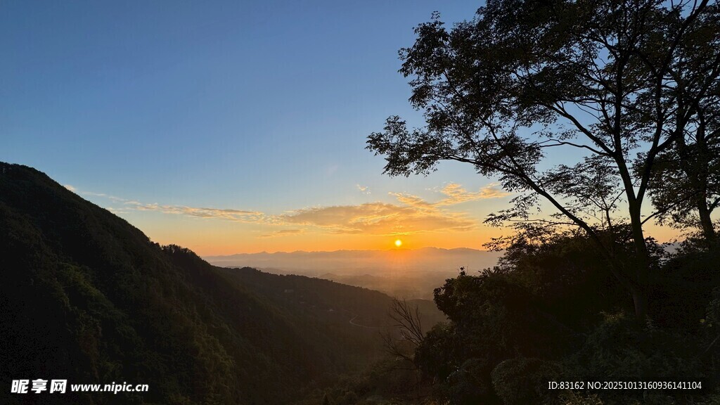 山间日落美景