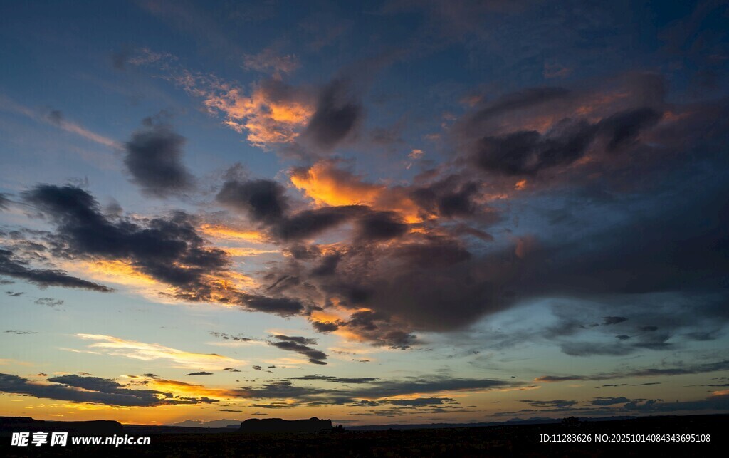 日落时分的绚烂云彩