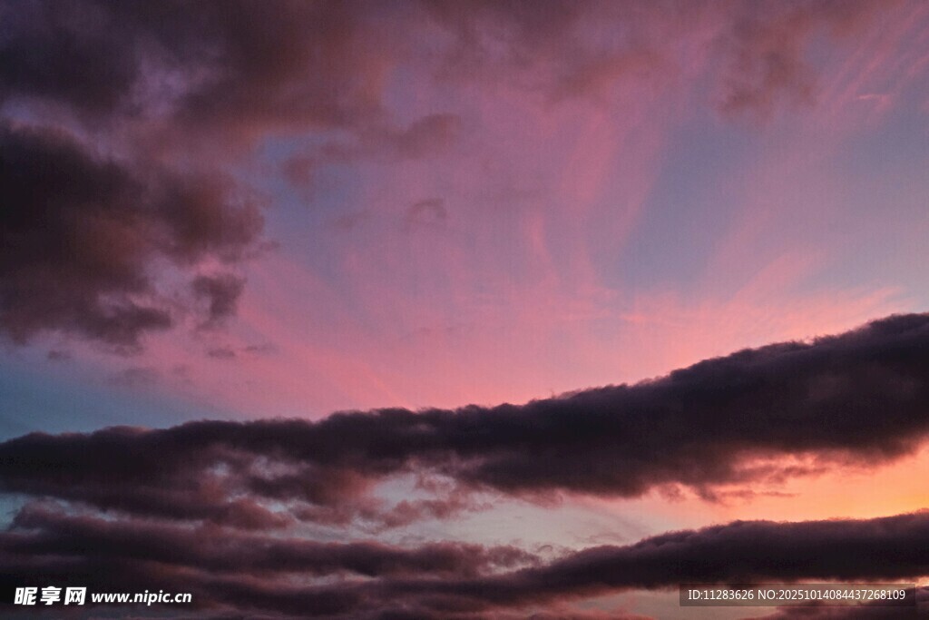 绚丽晚霞中的梦幻天空