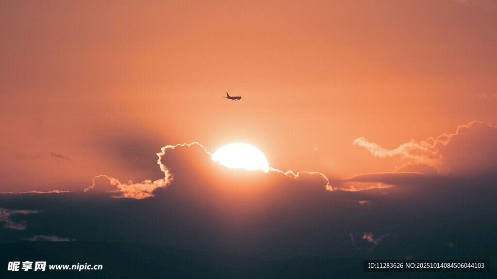 夕阳下天空中的飞行景象