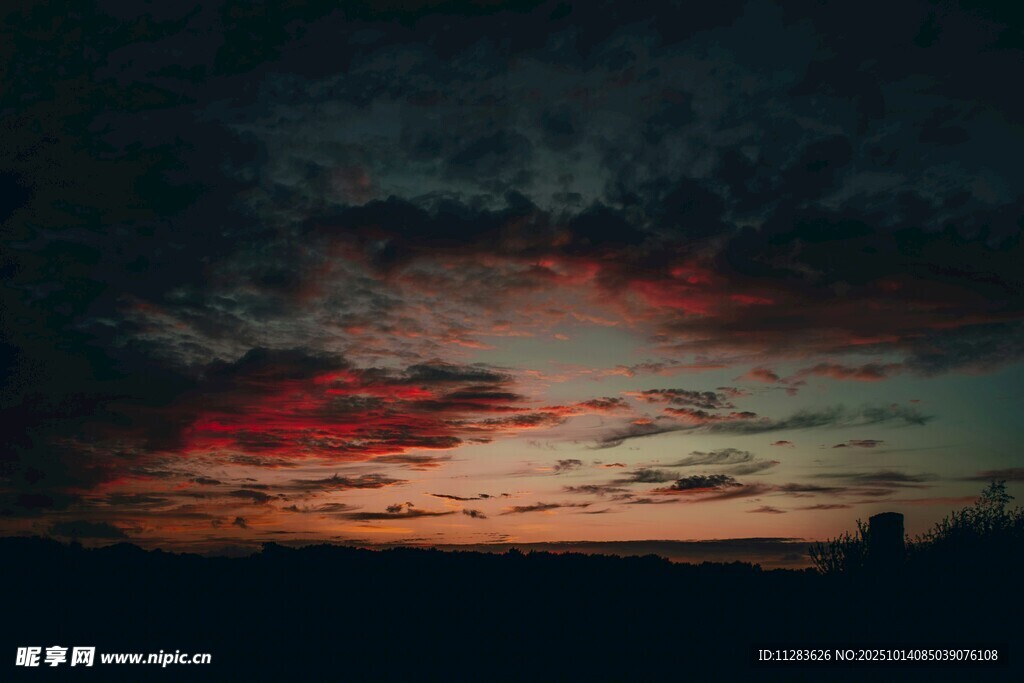 黄昏时分的绚烂天空