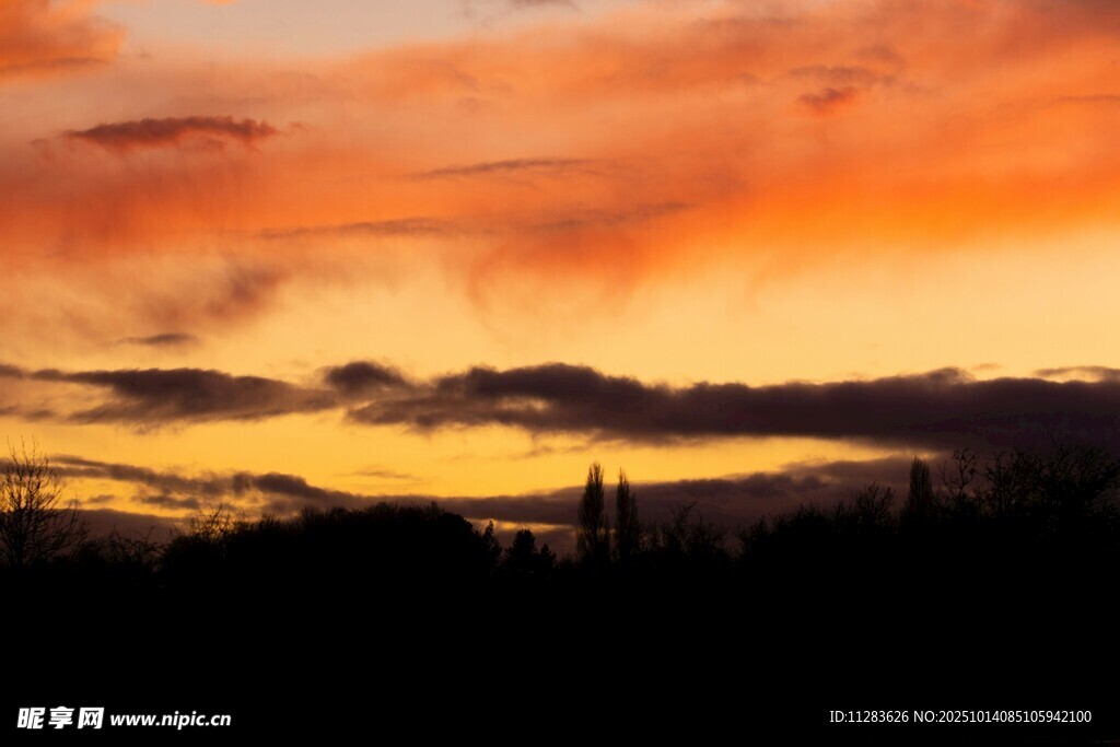 夕阳下的绚烂天空