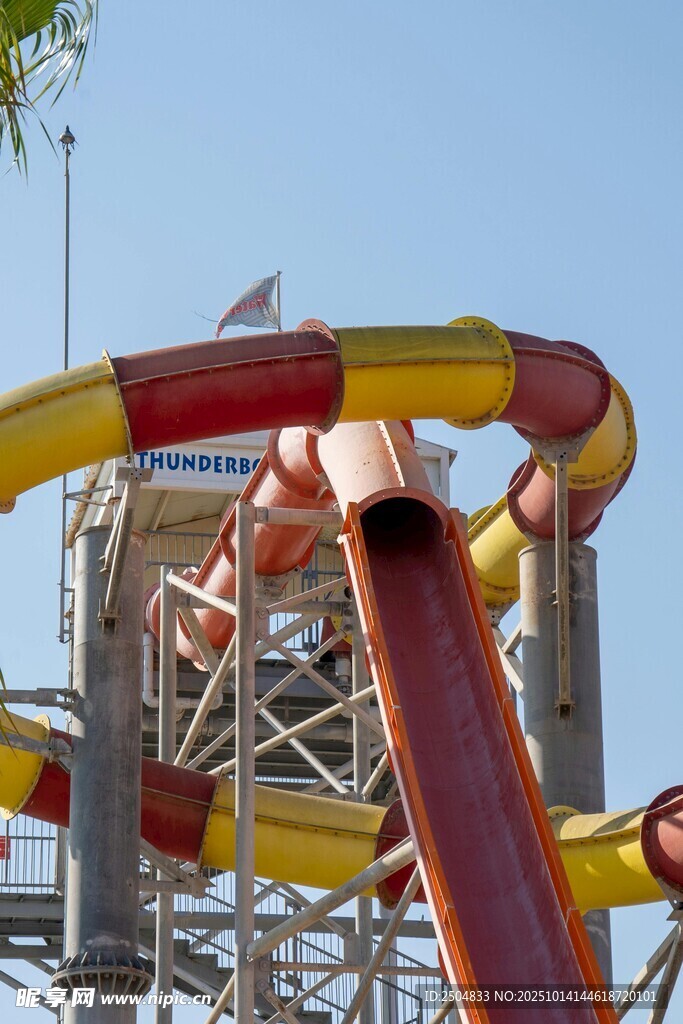 刺激的水上乐园滑梯设施