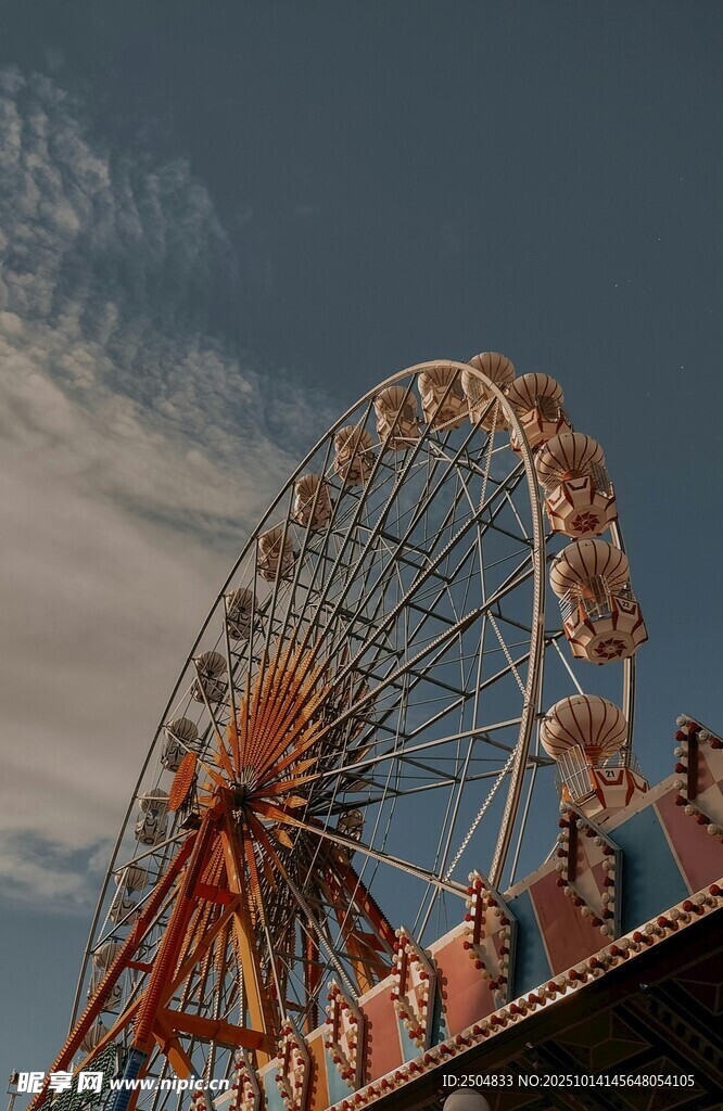  乐园中的绚丽摩天轮