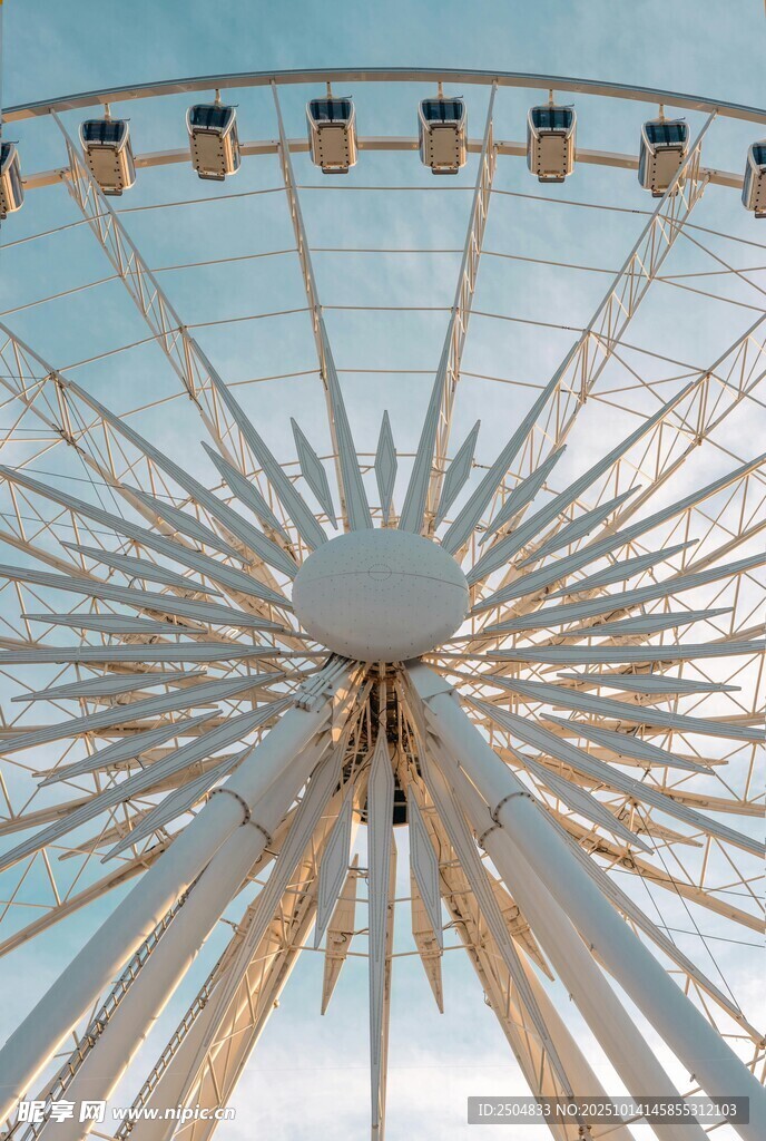 仰望壮观摩天轮