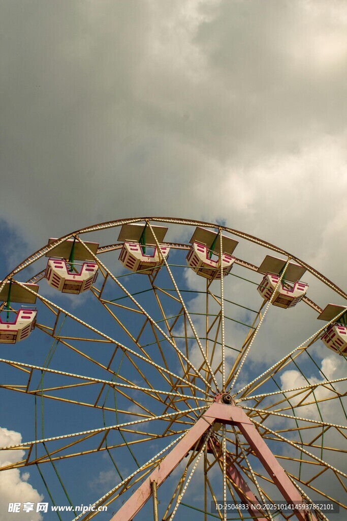 天空下的梦幻摩天轮
