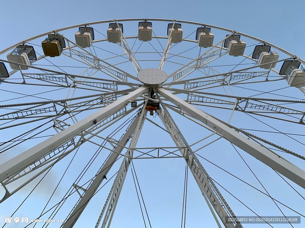 巨大摩天轮矗立蓝天