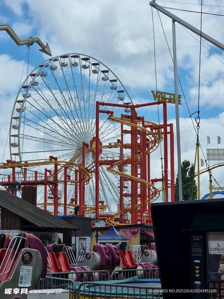  乐园中的多彩游乐设施