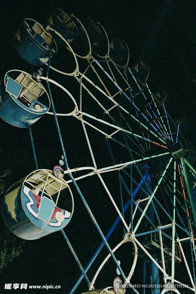 夜晚中的摩天轮