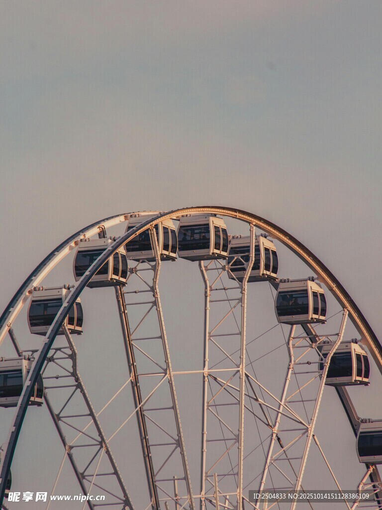 夕阳下的摩天轮