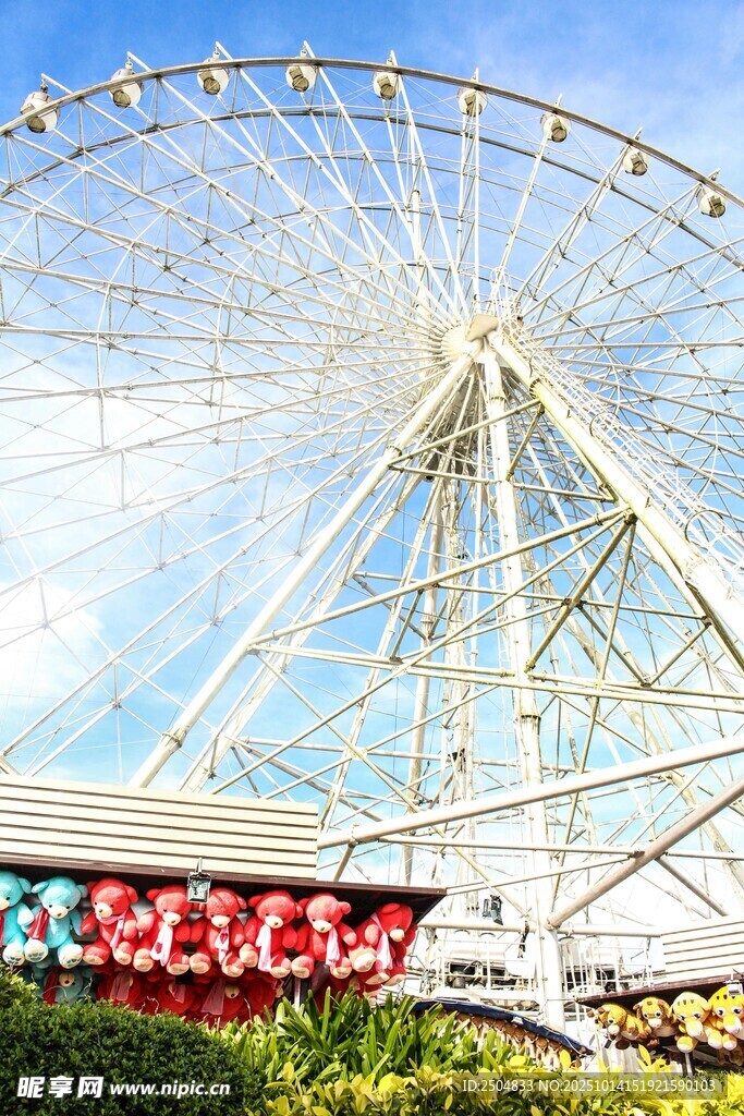  乐园中的巨型摩天轮
