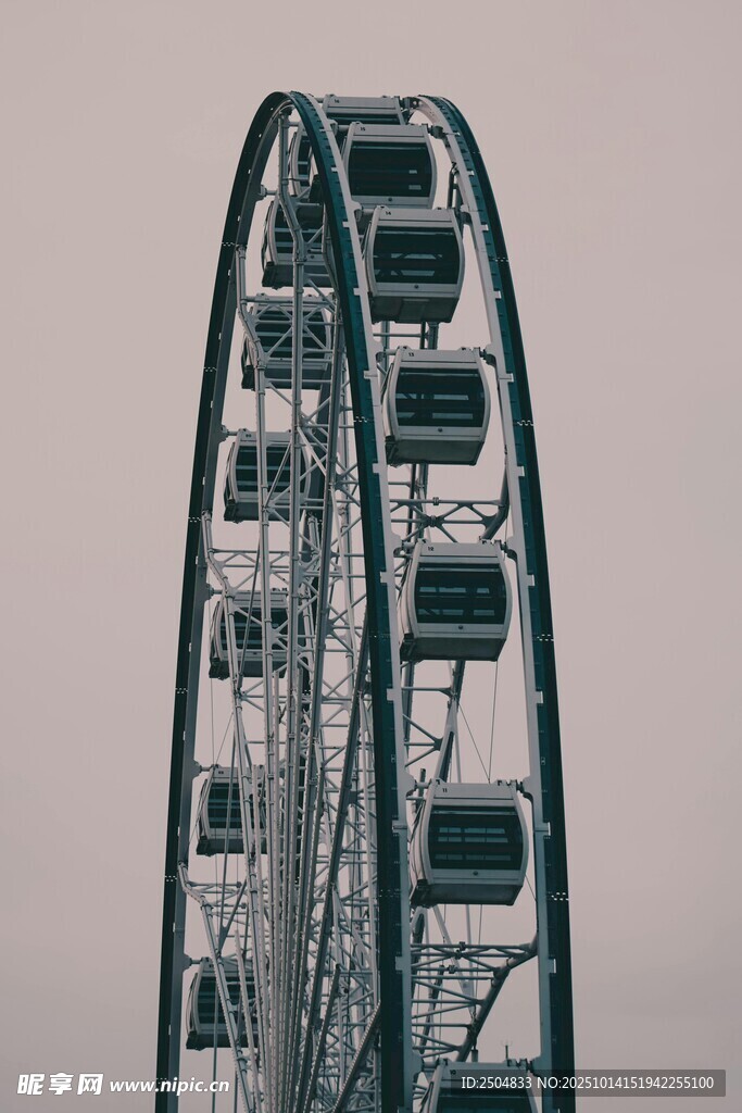 高耸摩天轮 城市浪漫地标