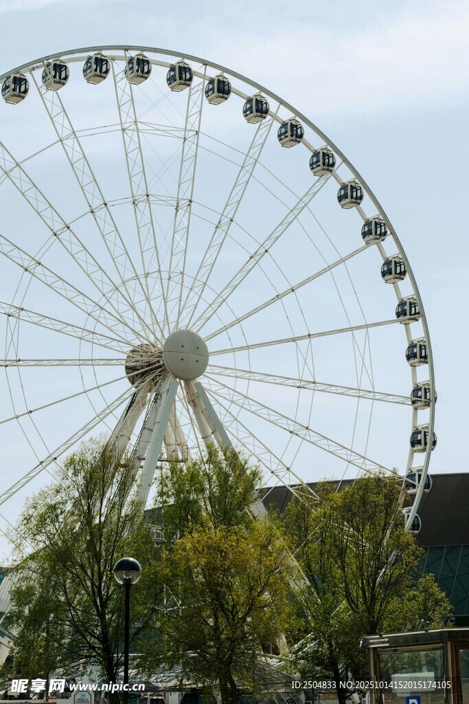 城市中的巨型摩天轮景观