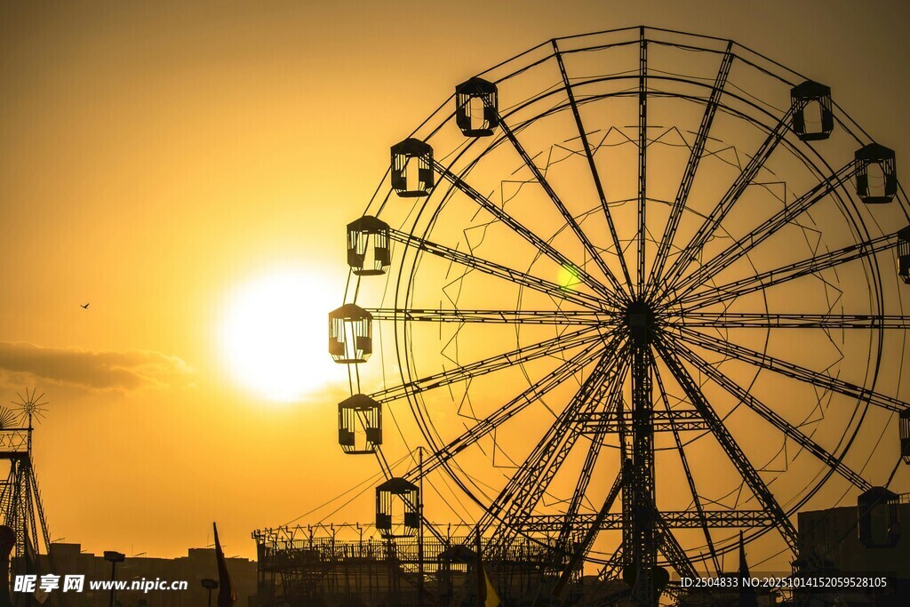 夕阳下的摩天轮剪影
