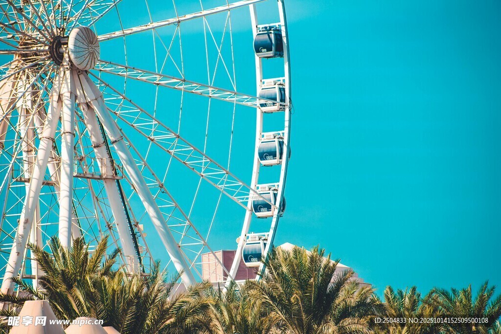 蓝天之下的浪漫摩天轮