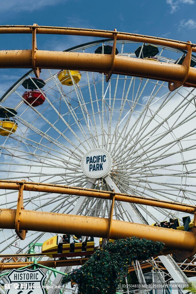  乐园中的多彩摩天轮