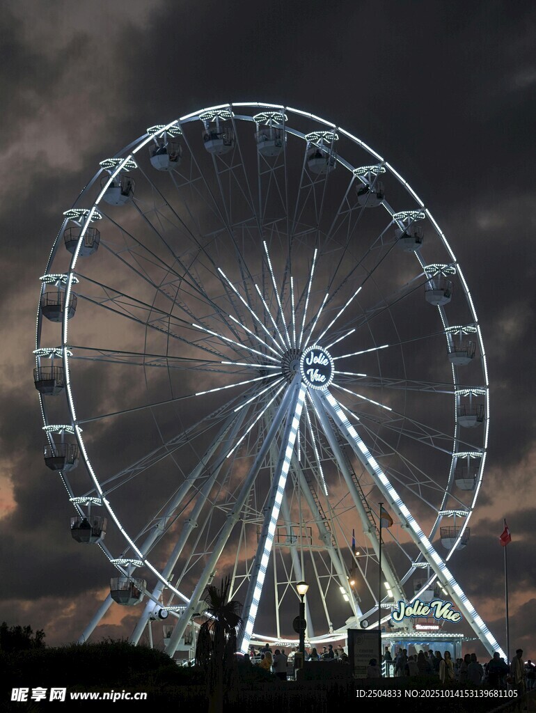 夜幕下璀璨的摩天轮