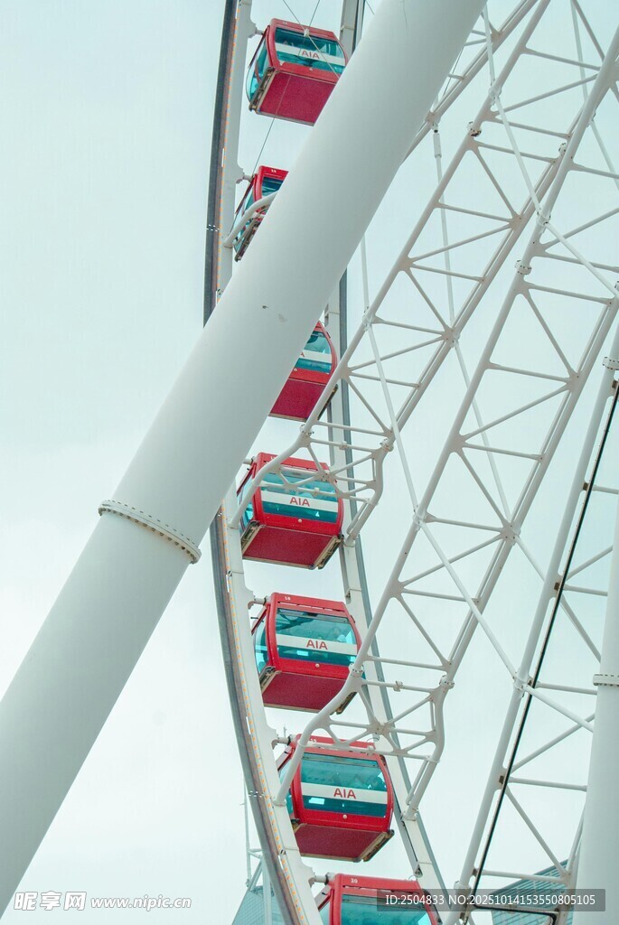 高耸摩天轮的绚丽座舱
