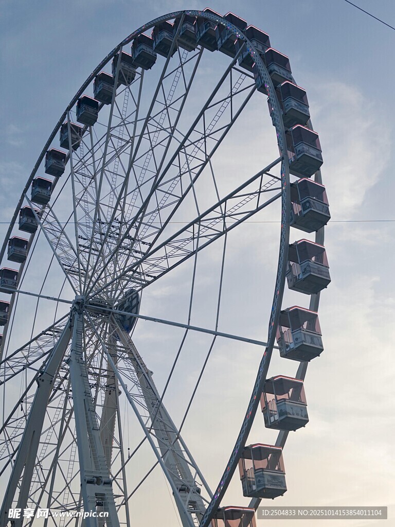 夕阳下的巨型摩天轮