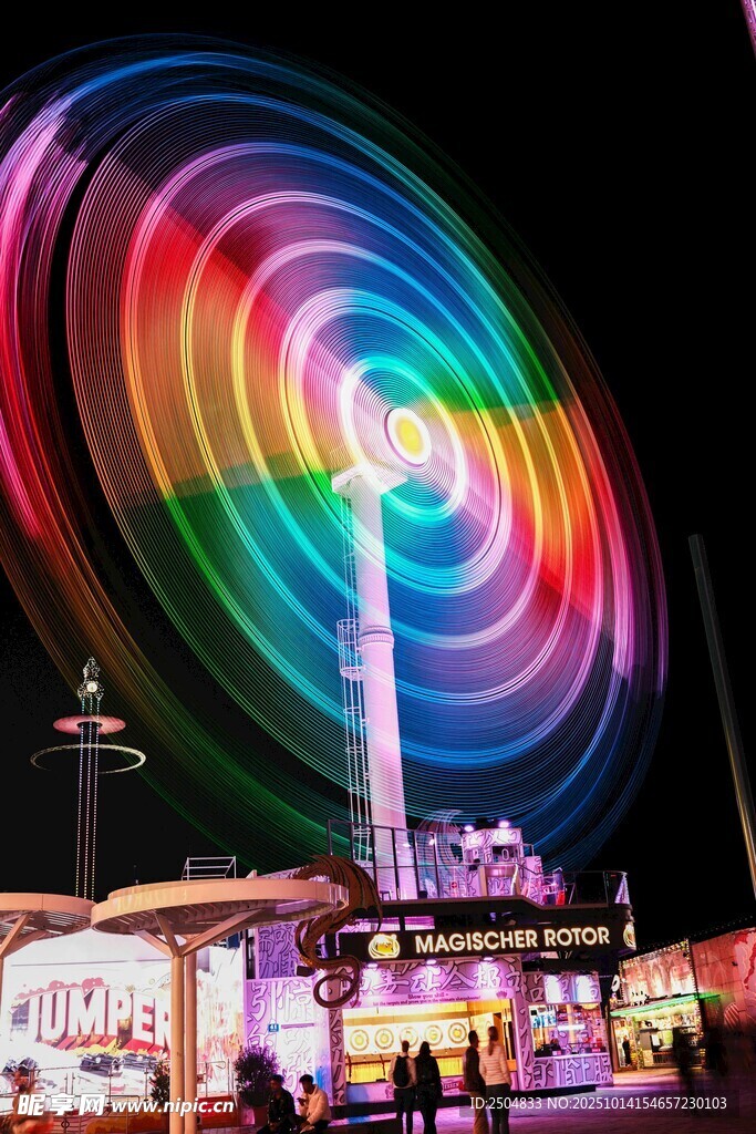 绚丽多彩的夜间摩天轮