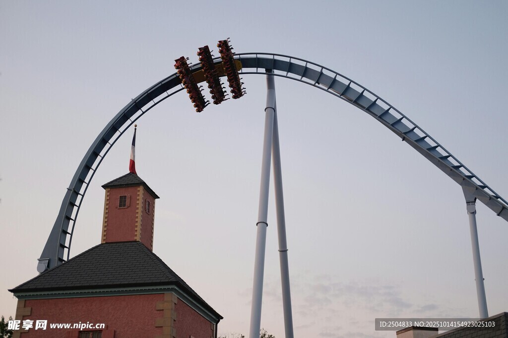  乐园中的高耸过山车