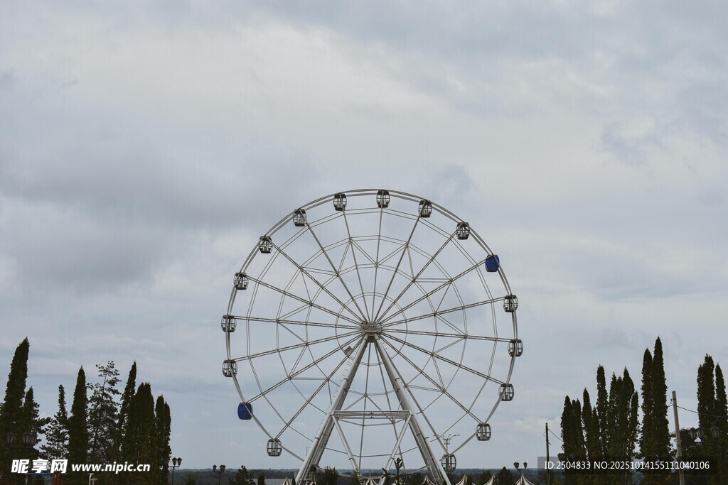 天空下的大型摩天轮