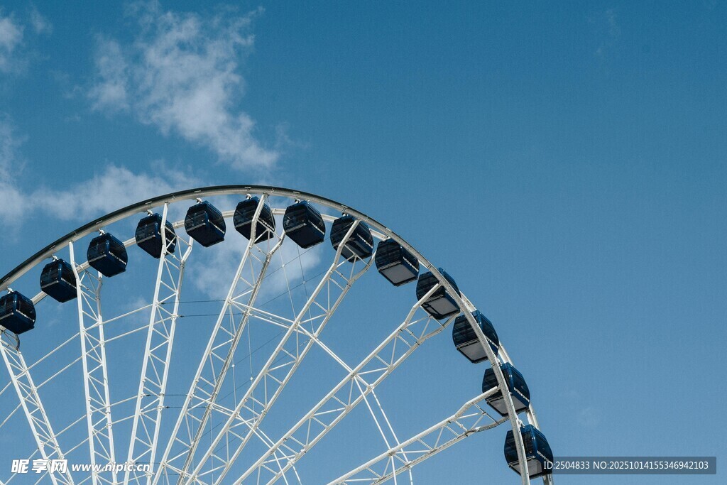 蓝天映衬下的巨大摩天轮
