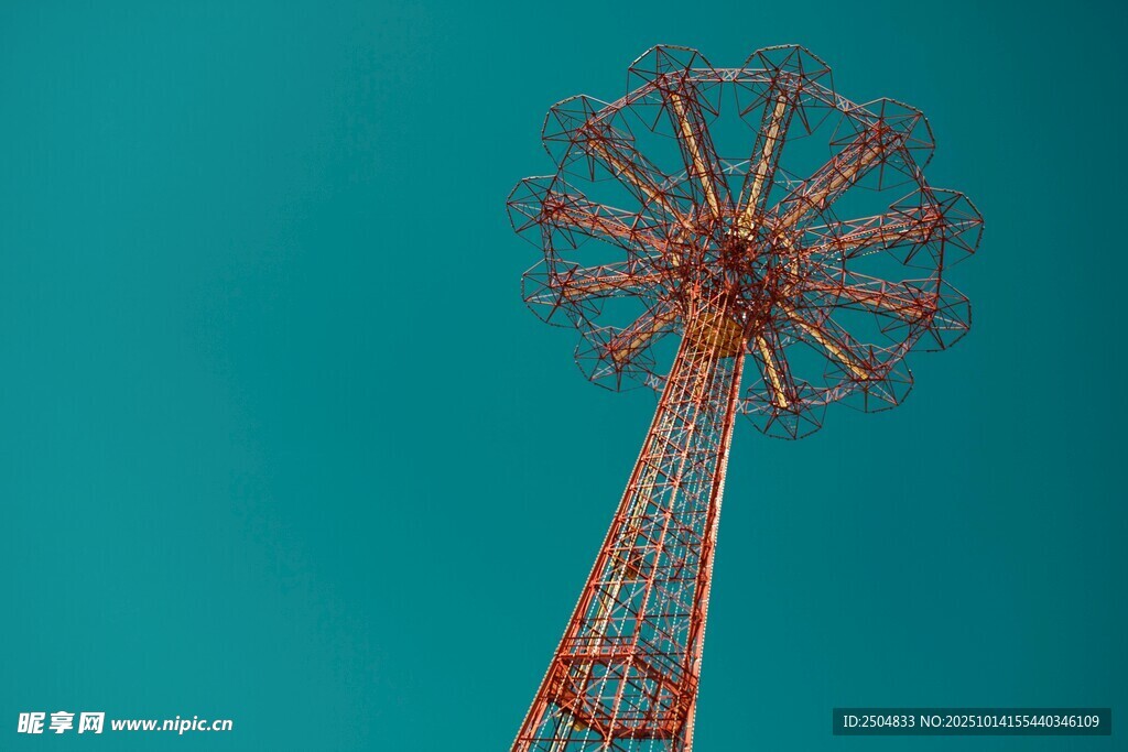 蓝天之下的红色摩天轮