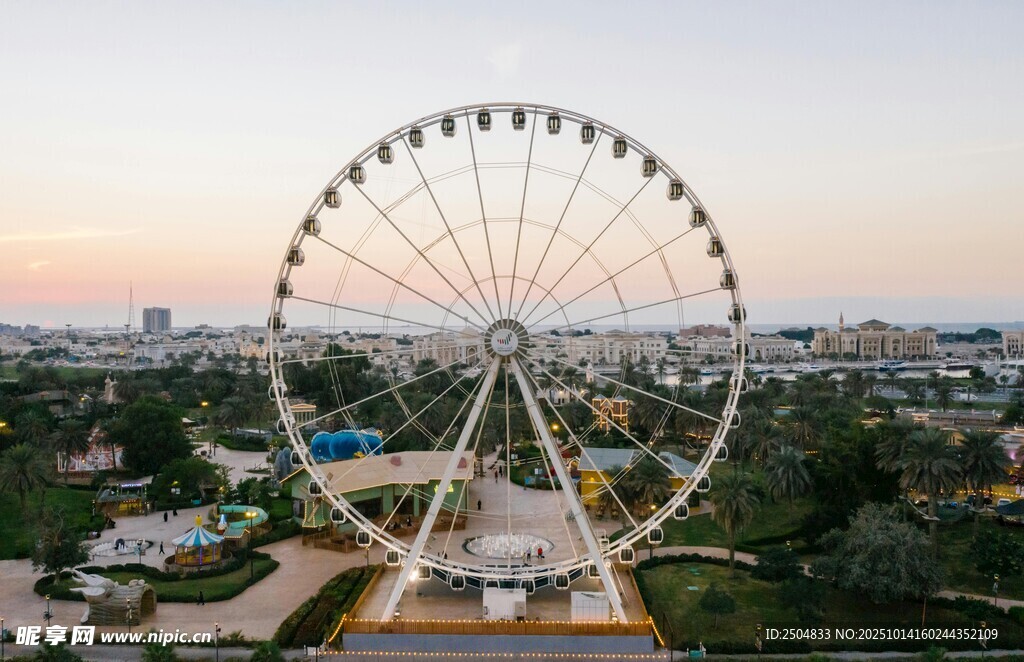 城市中的巨型摩天轮景观