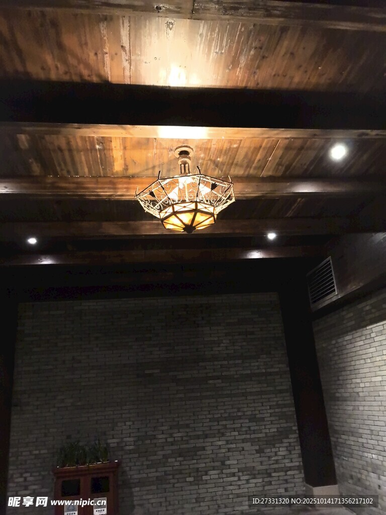 室内华丽吊灯与木质天花板