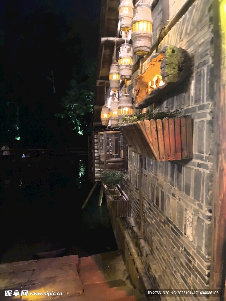 夜晚砖墙边的温馨花饰