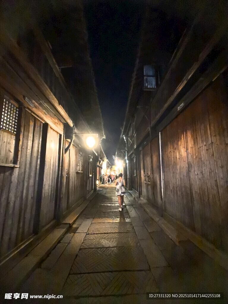 夜晚古巷中一人独行