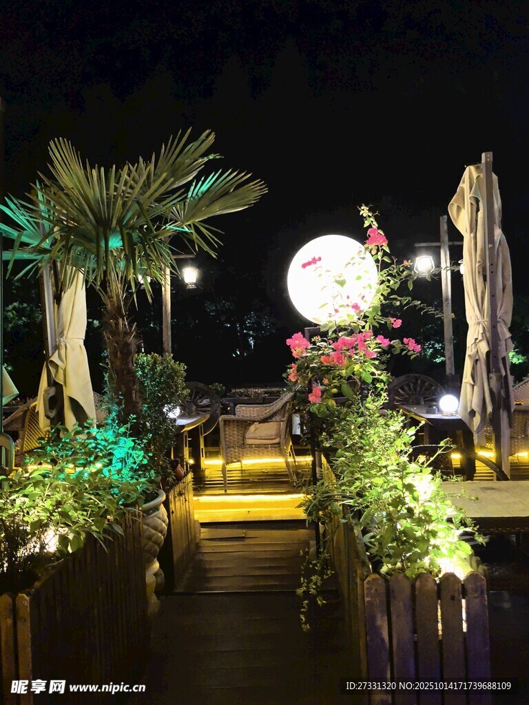 夜晚浪漫的户外景观布置