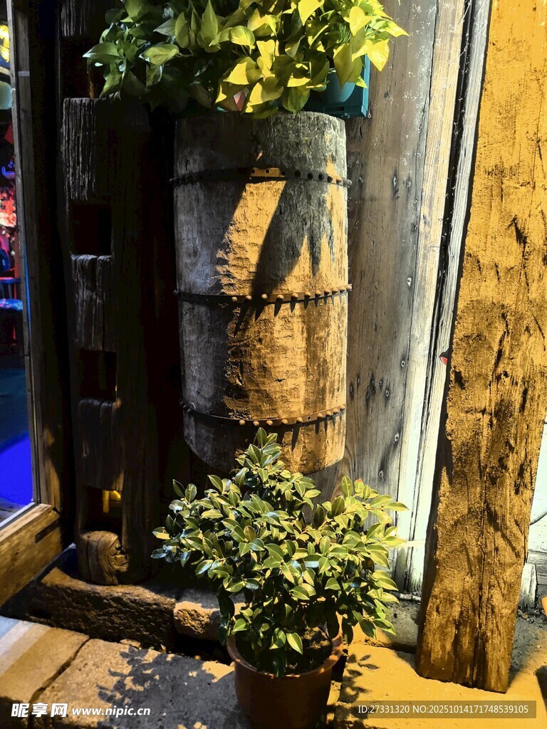 古朴木桩绿植装饰景观