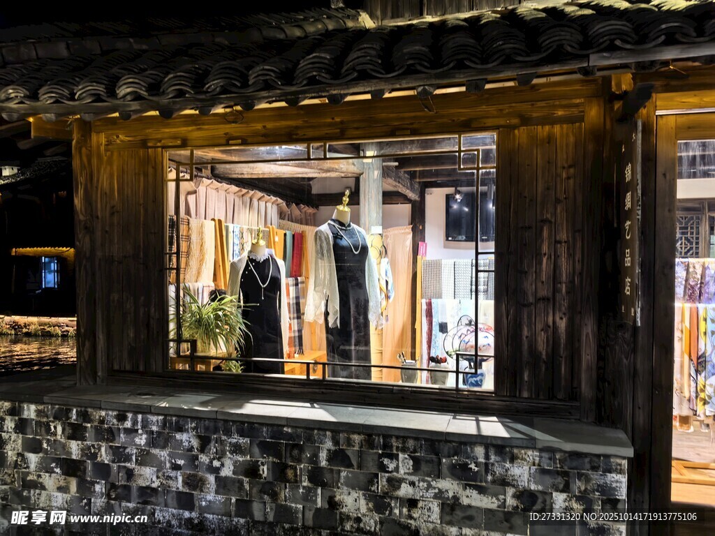 古店橱窗展示时尚服饰