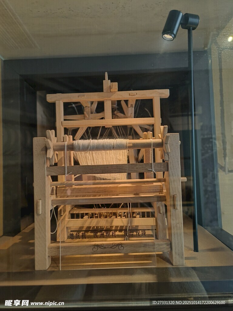 古代木质织布机展示