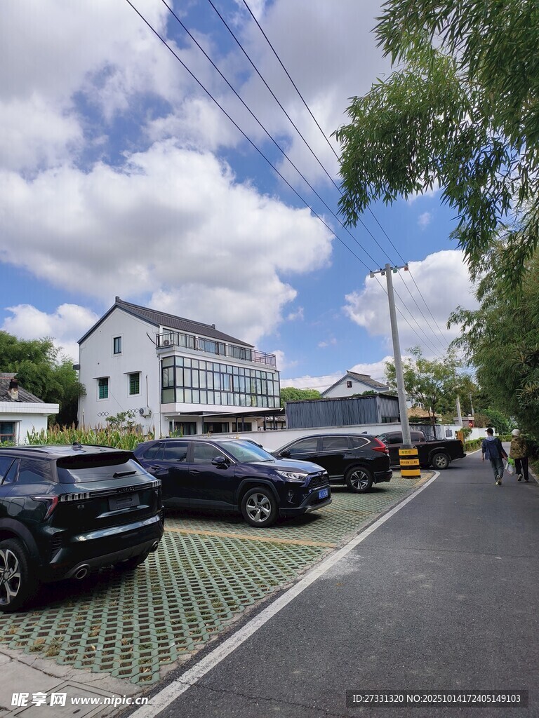 街道旁的停车场景象