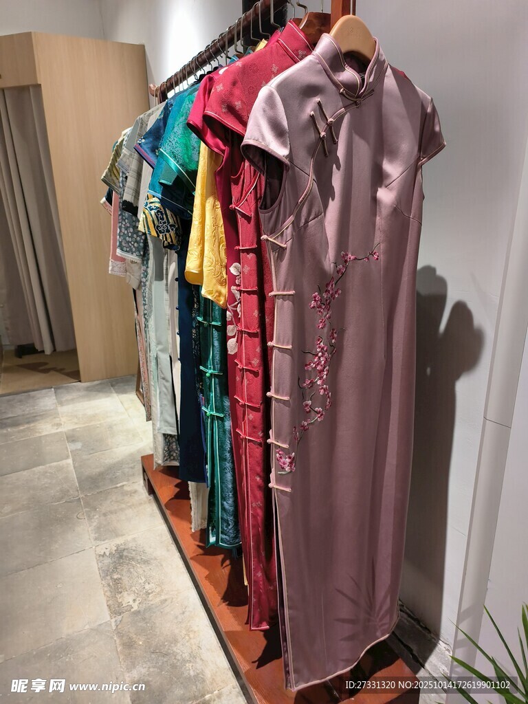 多样旗袍挂于衣架展示