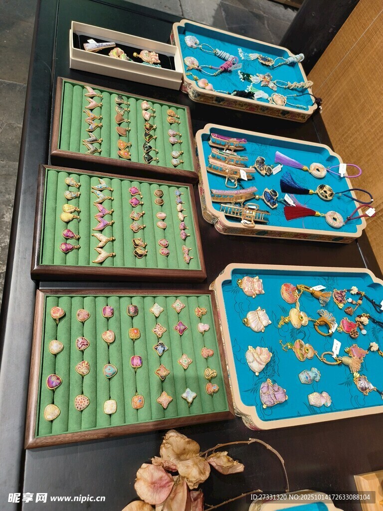 多样桌面游戏整齐陈列