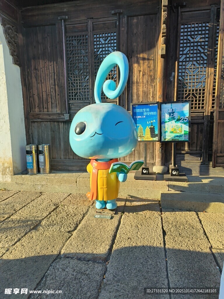 可爱蓝色卡通玩偶户外展示