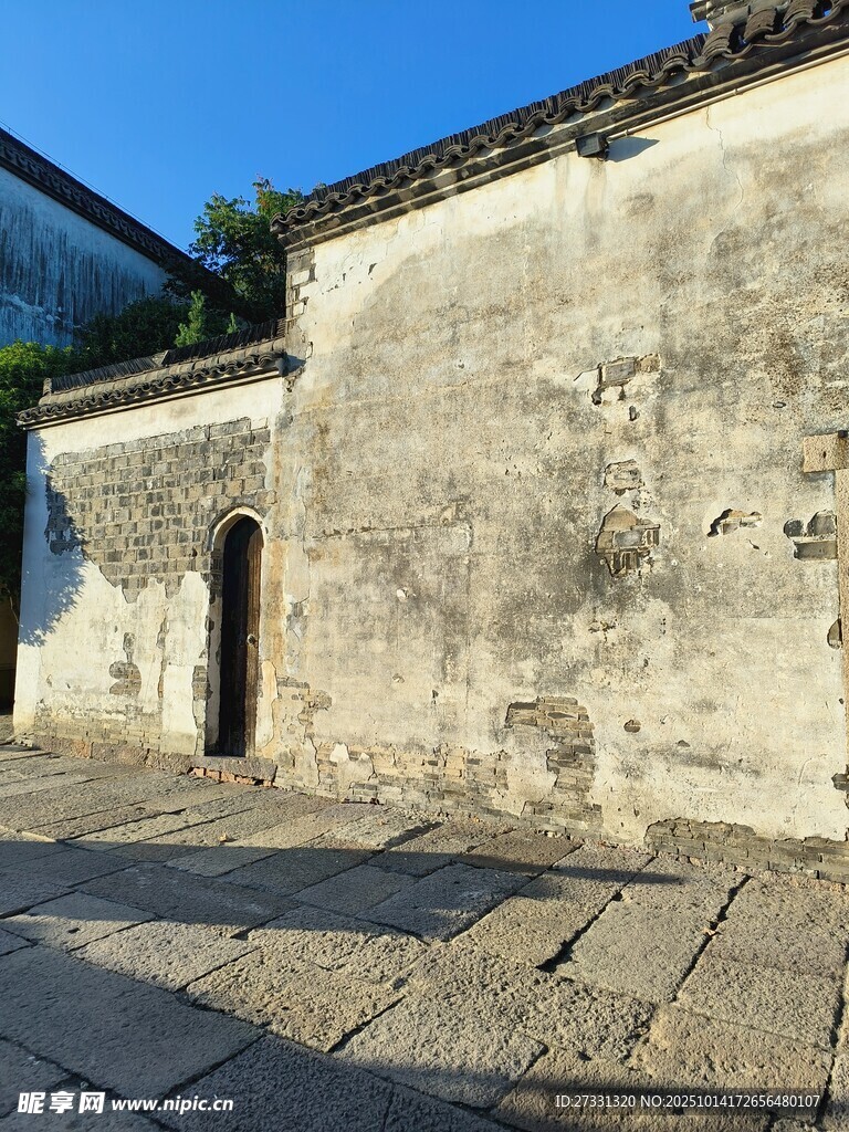 古老石墙与拱形门洞