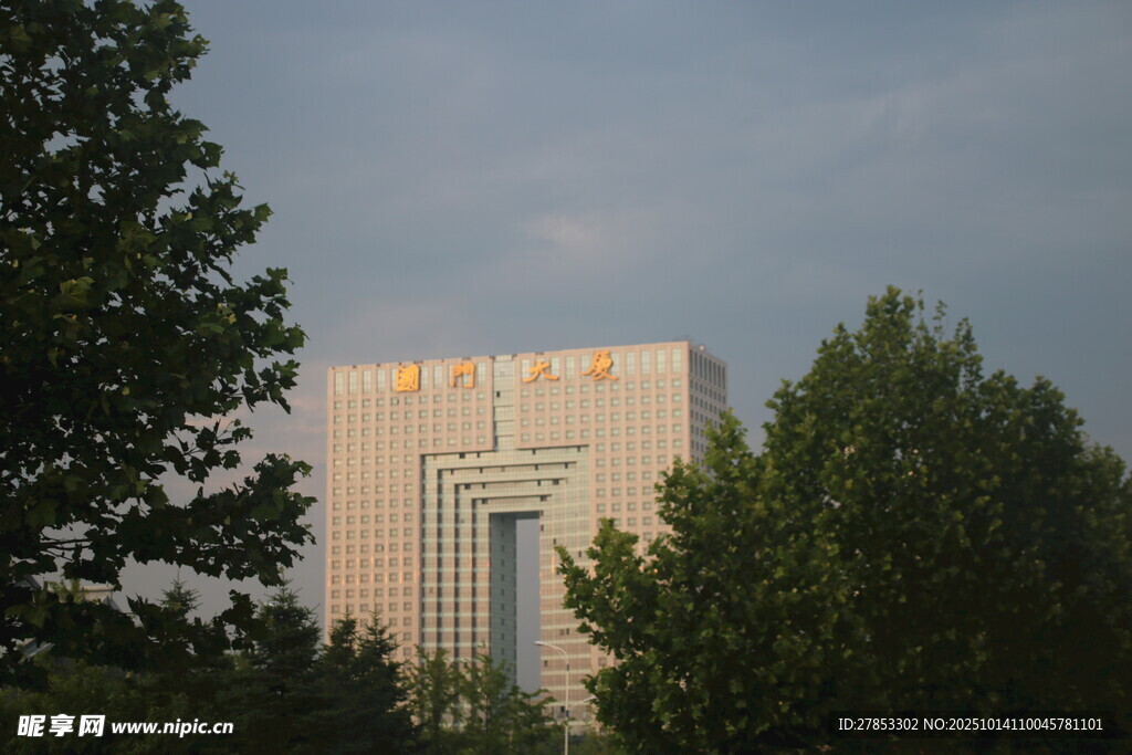 黄昏中树木间的宏伟建筑