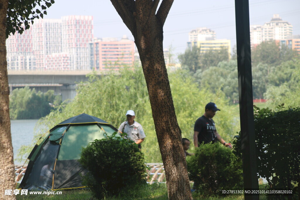 户外露营场景中的休闲时刻