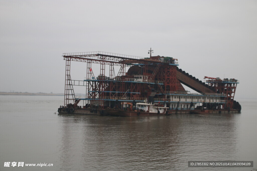 江上大型采砂船作业场景